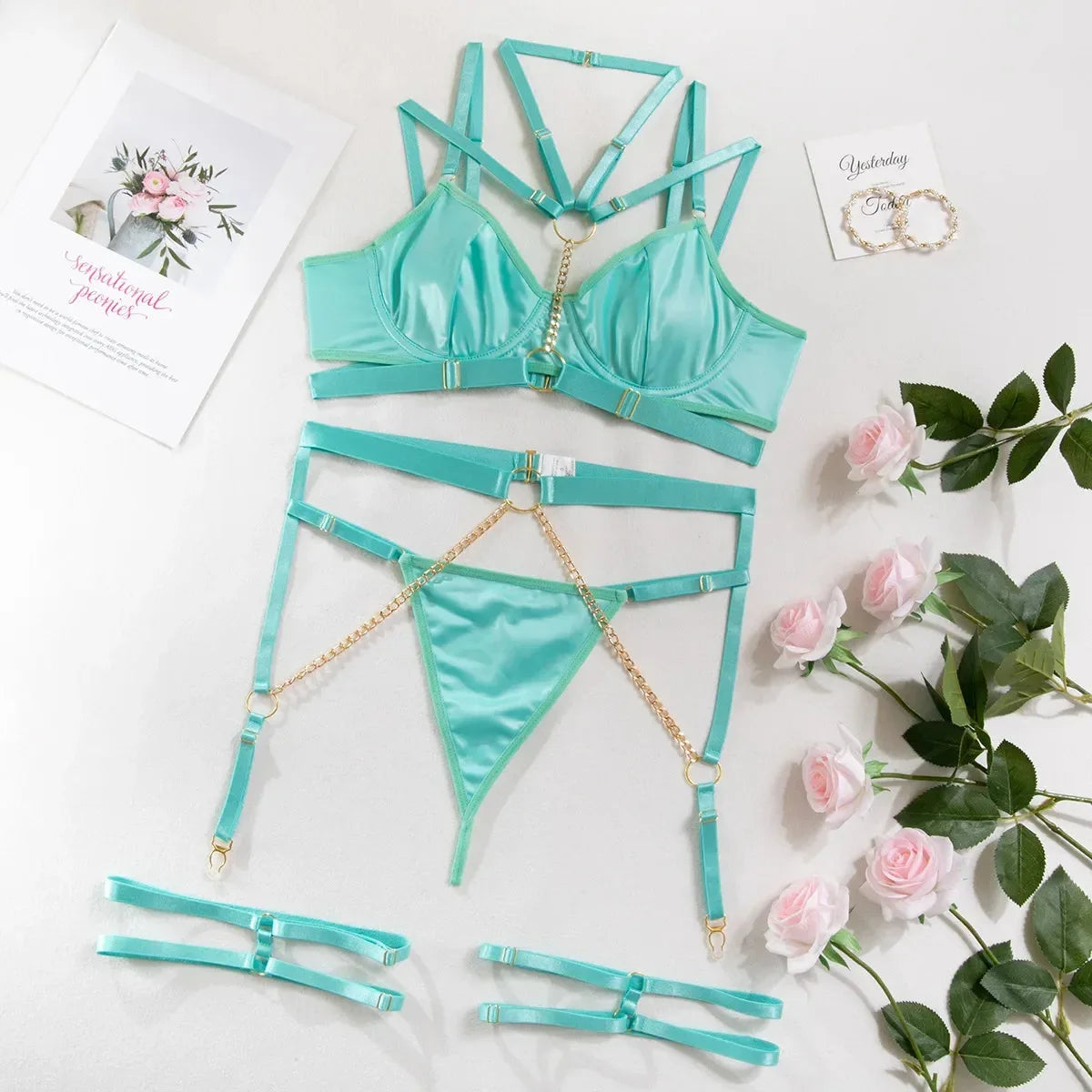 Lateksowy zestaw bielizny z łańcuszkami