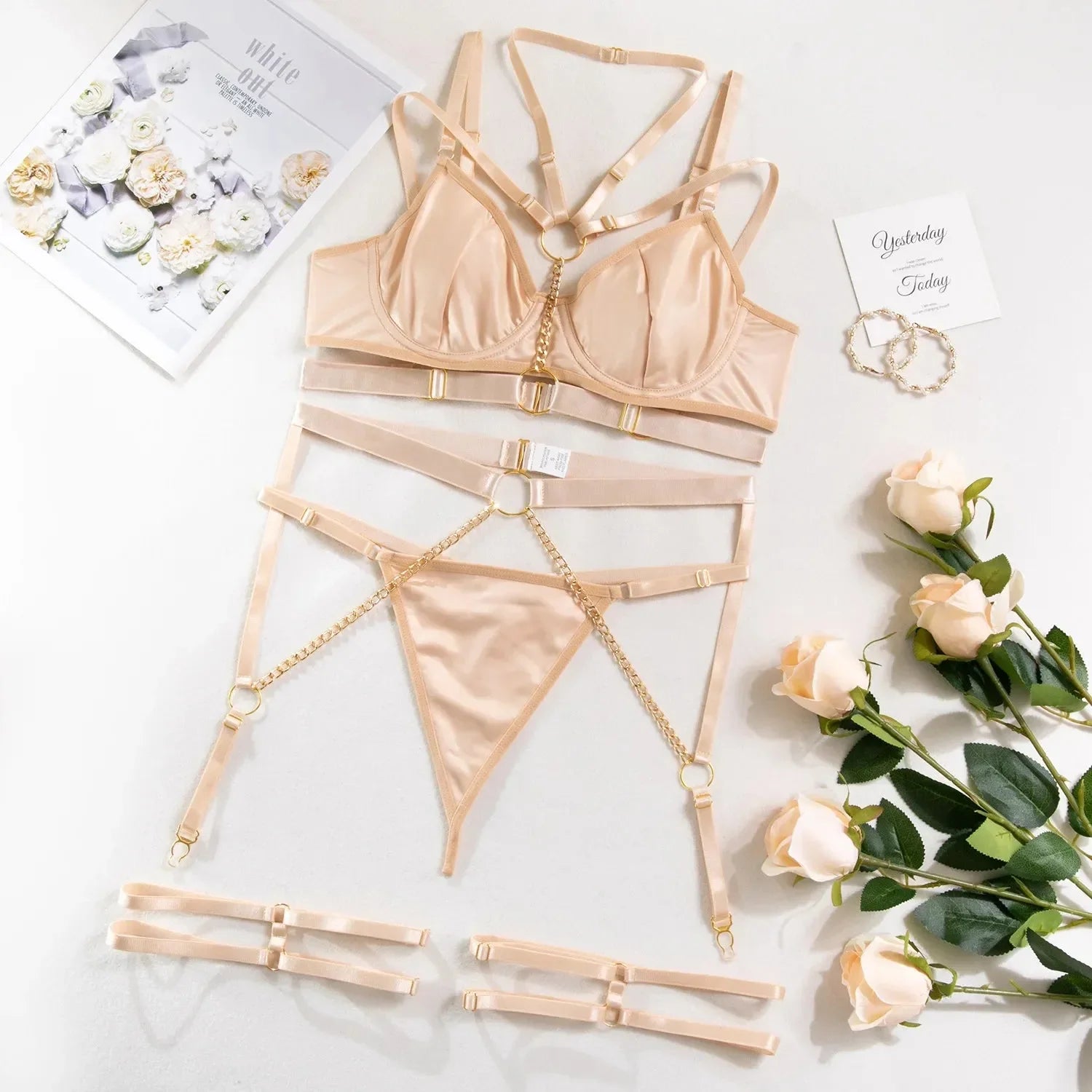 Lateksowy zestaw bielizny z łańcuszkami