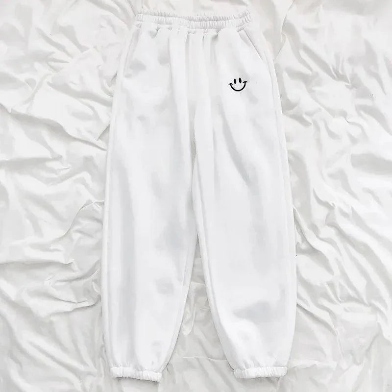 Luźne spodnie dresowe z uśmiechniętą buźką