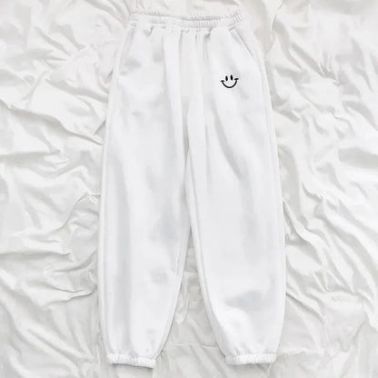 Luźne spodnie dresowe z uśmiechniętą buźką