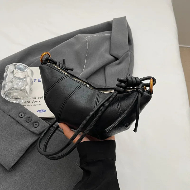 Mała skórzana torebka rogalik