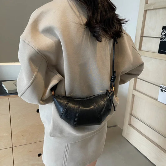 Mała skórzana torebka rogalik