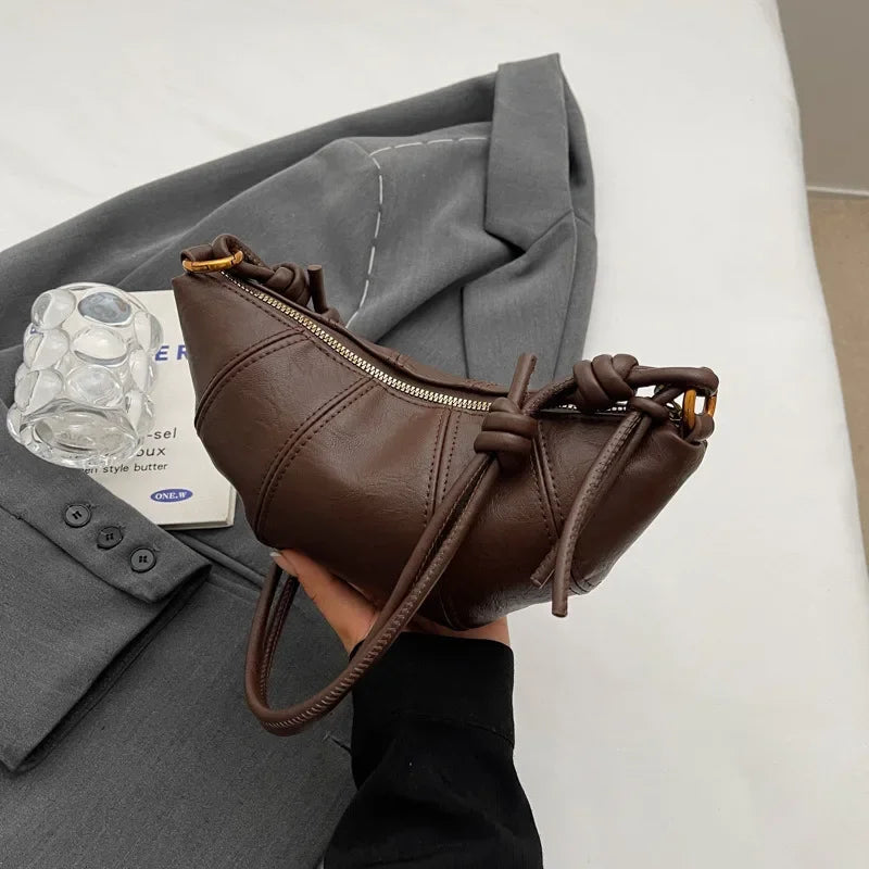 Mała skórzana torebka rogalik