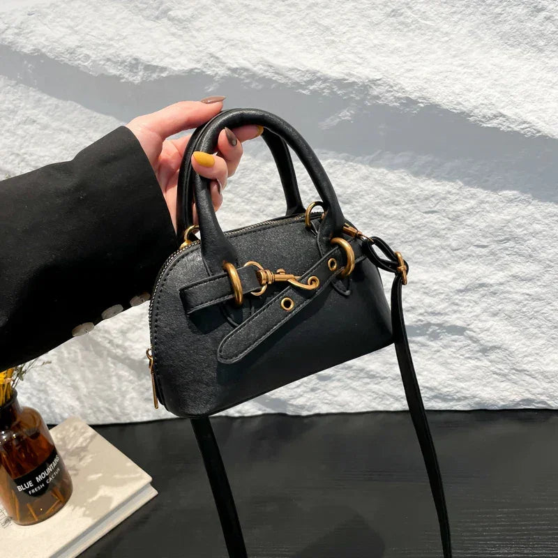 Mała skórzana torebka z ozdobnym paskiem