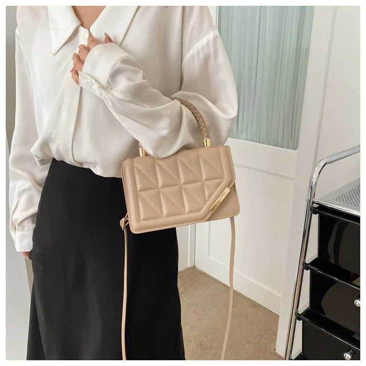 Mała torebka z ozdobnym uchwytem