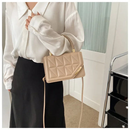 Mała torebka z ozdobnym uchwytem