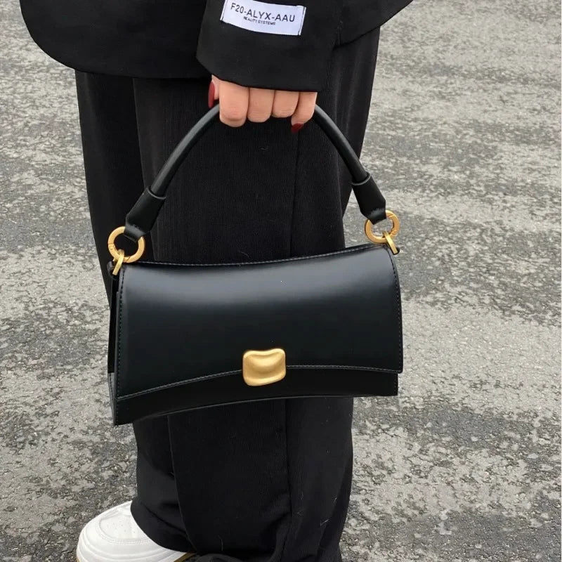 Mała torebka ze złotymi elementami