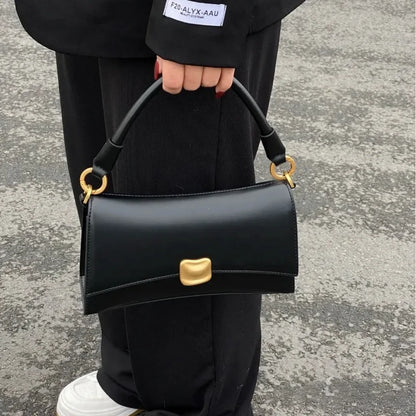 Mała torebka ze złotymi elementami