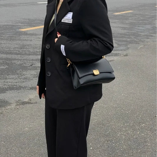 Mała torebka ze złotymi elementami