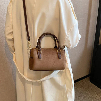 Mała zamszowa torebka kuferek