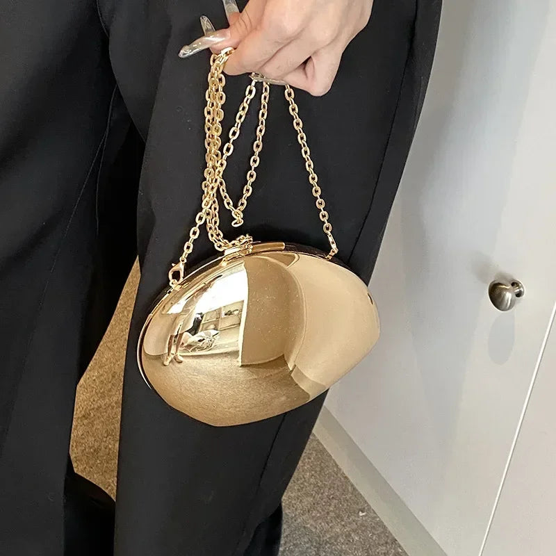 Metalowa torebka w kształcie muszli