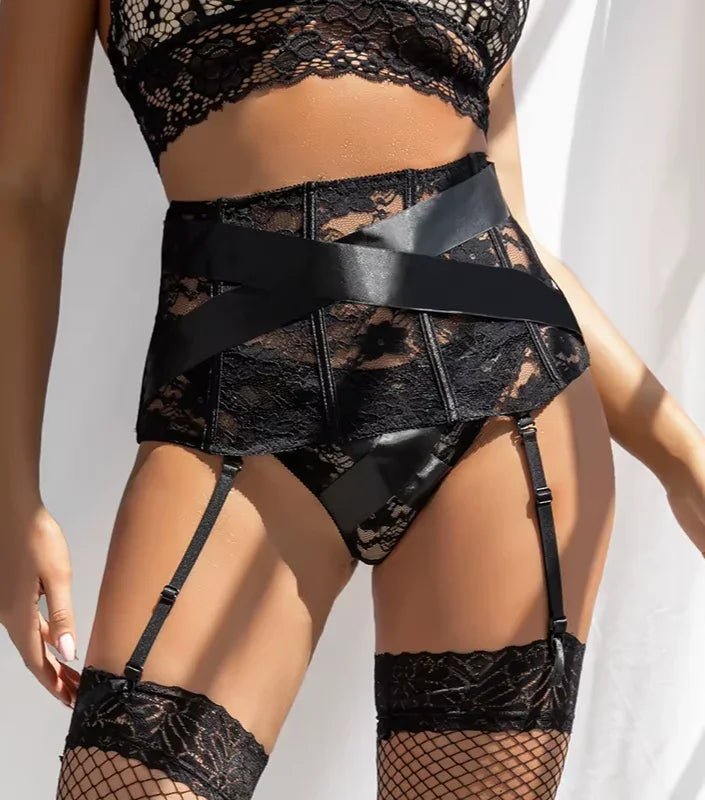 Pas do pończoch z gorsetowym zapięciem