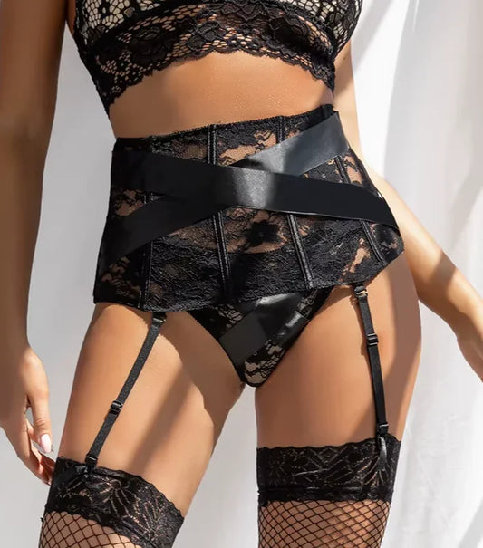 Pas do pończoch z gorsetowym zapięciem