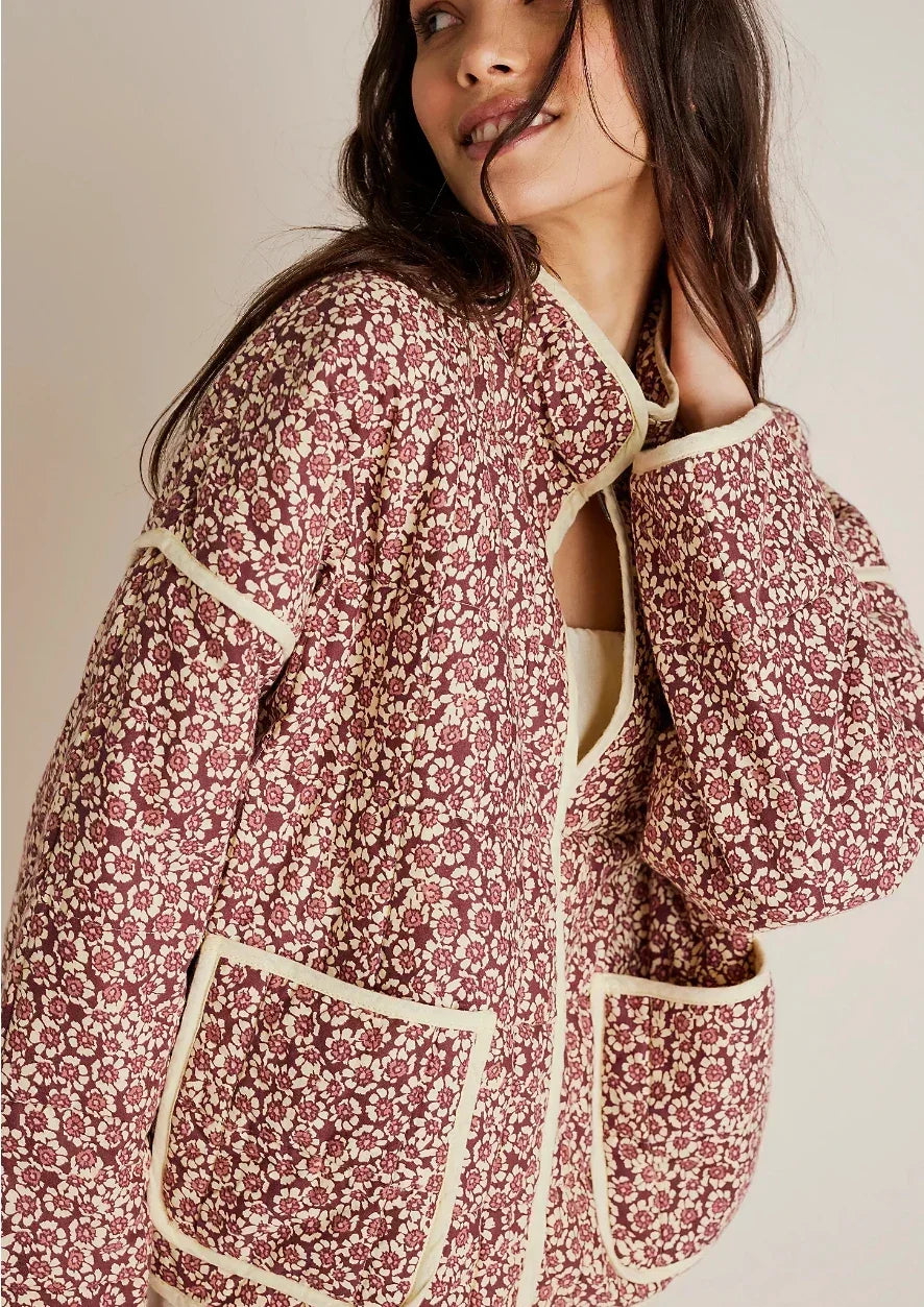 Pikowany płaszcz damski w kwiaty