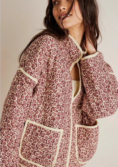 Pikowany płaszcz damski w kwiaty