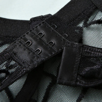 Prześwitujące body z ozdobnymi łańcuszkami