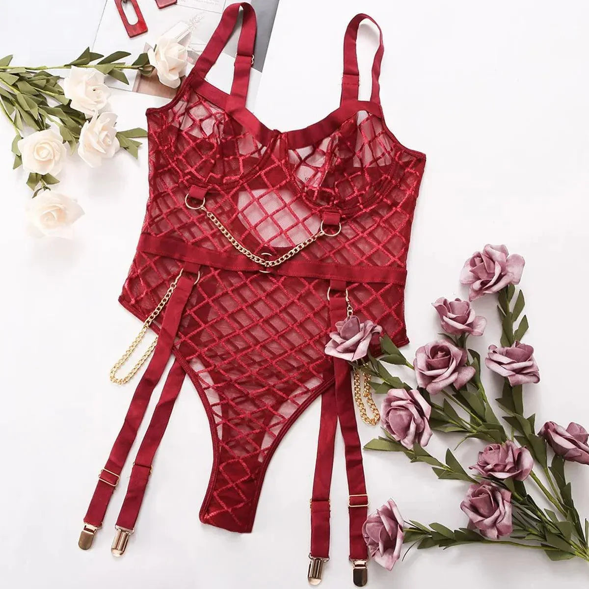 Prześwitujące body z ozdobnymi łańcuszkami