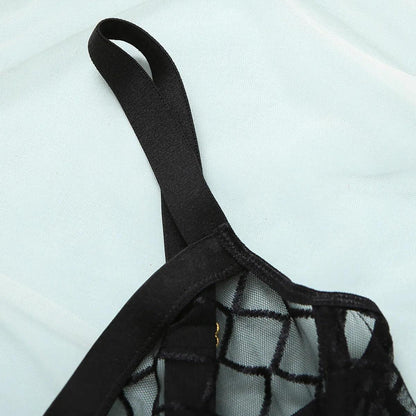 Prześwitujące body z ozdobnymi łańcuszkami