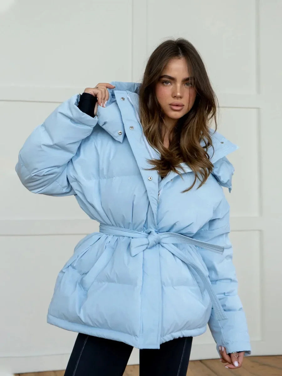 Puchowa kurtka damska wiązana w pasie