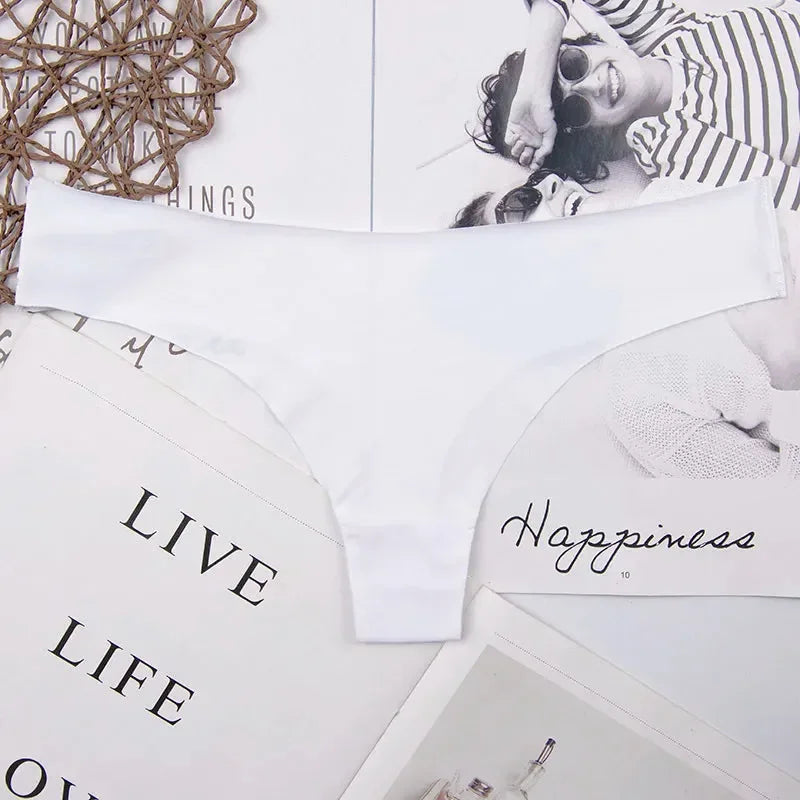 Różnokolorowe gładkie stringi