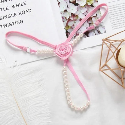 Różnokolorowe stringi ozdobne z różą