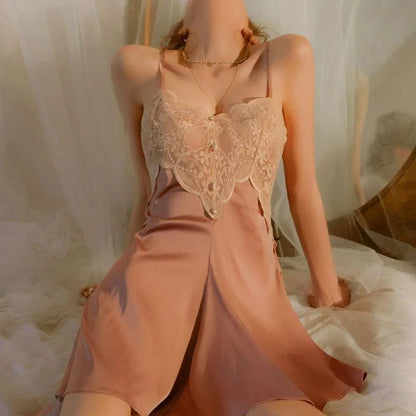 Satynowa koszula nocna z koronką na dekolcie