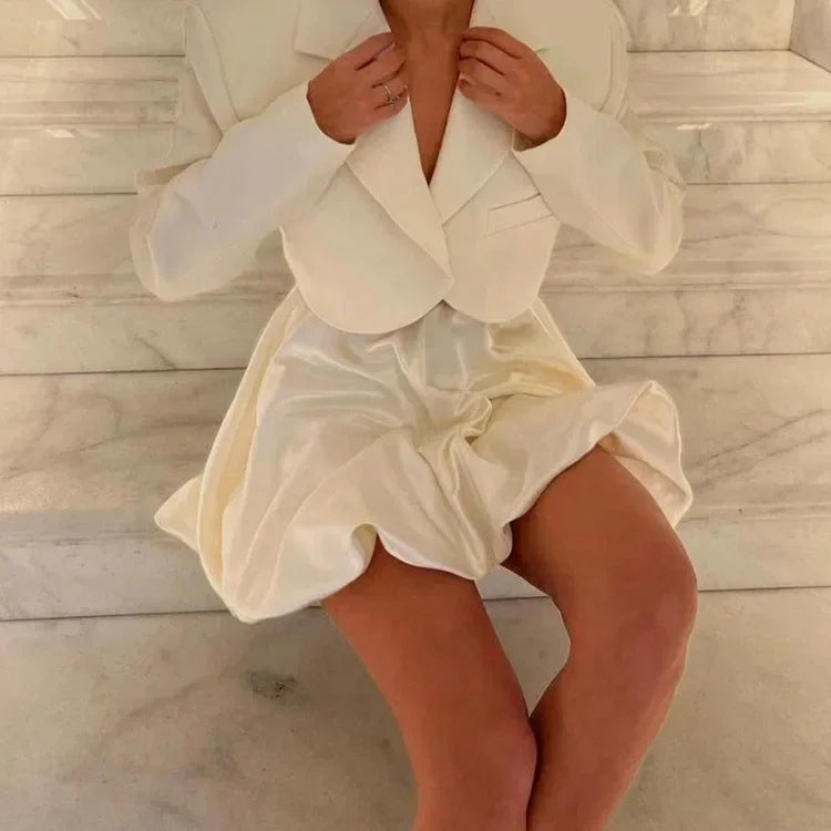 Satynowa spódnica rozkloszowana