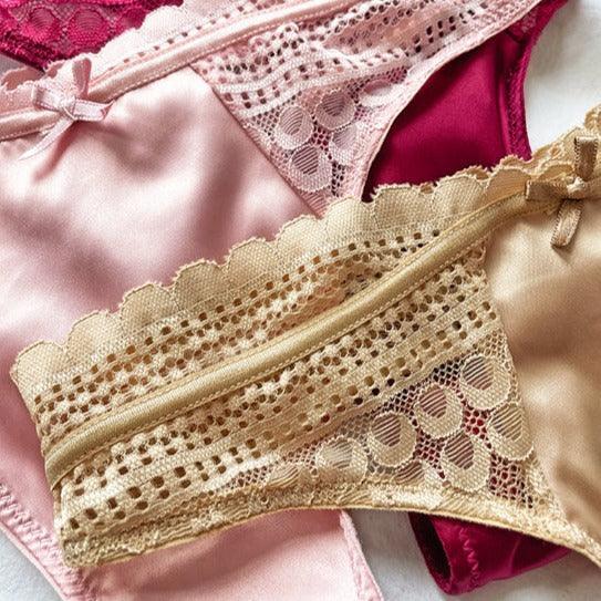 Satynowe stringi z koronką