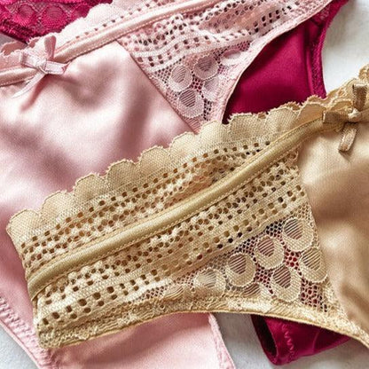 Satynowe stringi z koronką