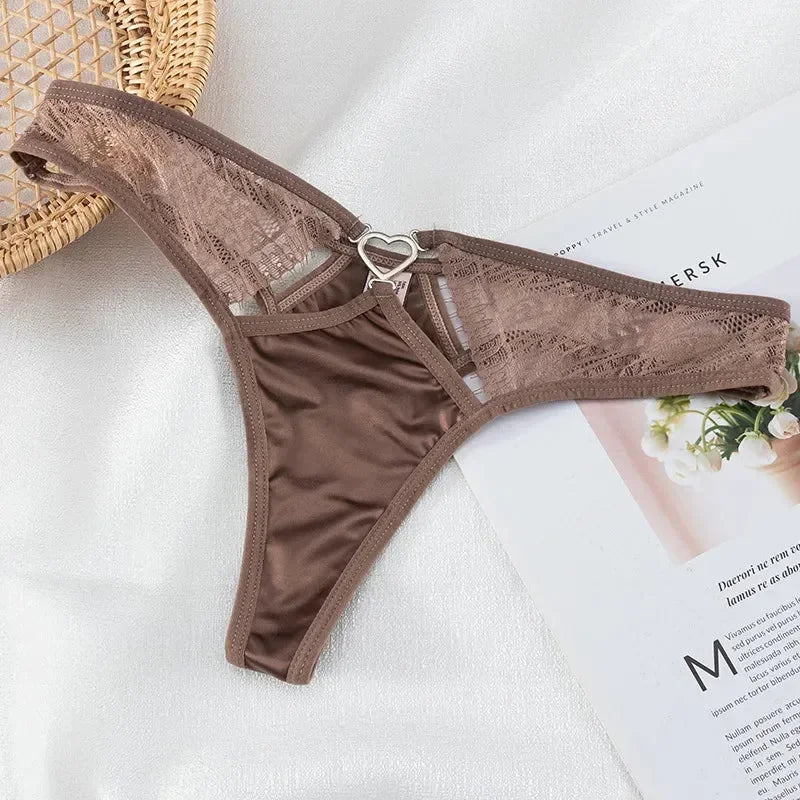 Satynowe stringi z ozdobnym serduszkiem