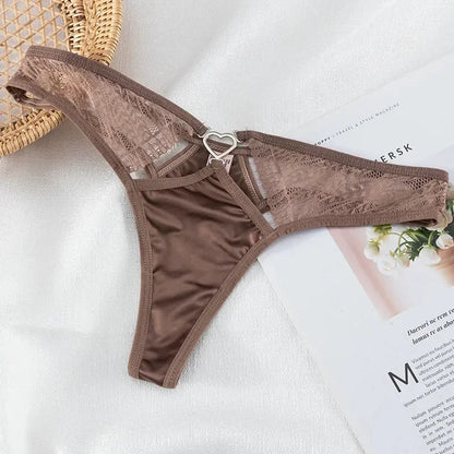 Satynowe stringi z ozdobnym serduszkiem