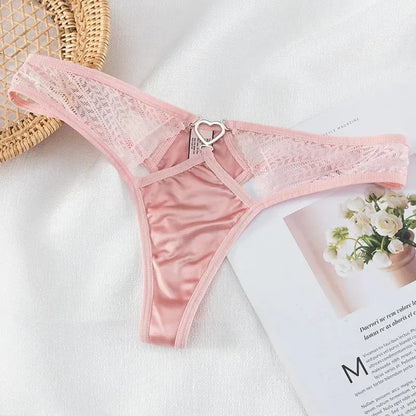 Satynowe stringi z ozdobnym serduszkiem