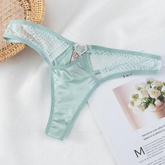 Satynowe stringi z ozdobnym serduszkiem