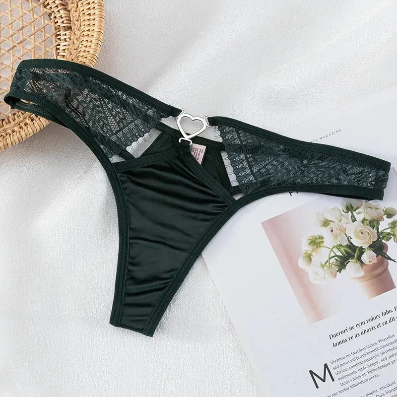 Satynowe stringi z ozdobnym serduszkiem