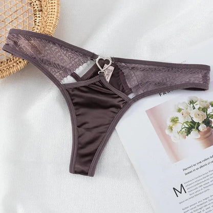 Satynowe stringi z ozdobnym serduszkiem