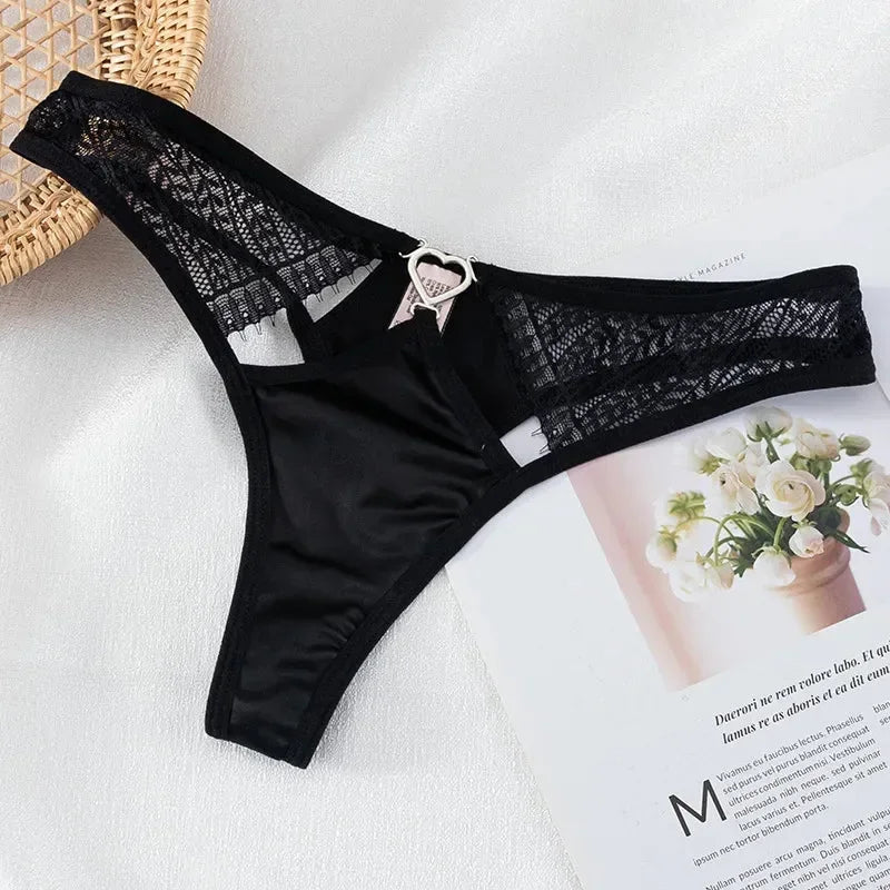 Satynowe stringi z ozdobnym serduszkiem