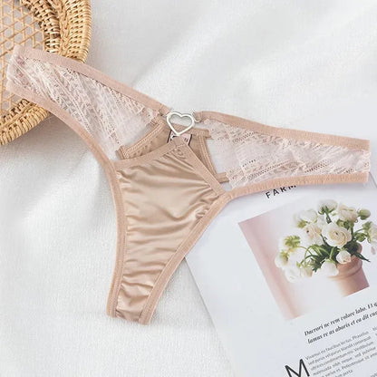 Satynowe stringi z ozdobnym serduszkiem