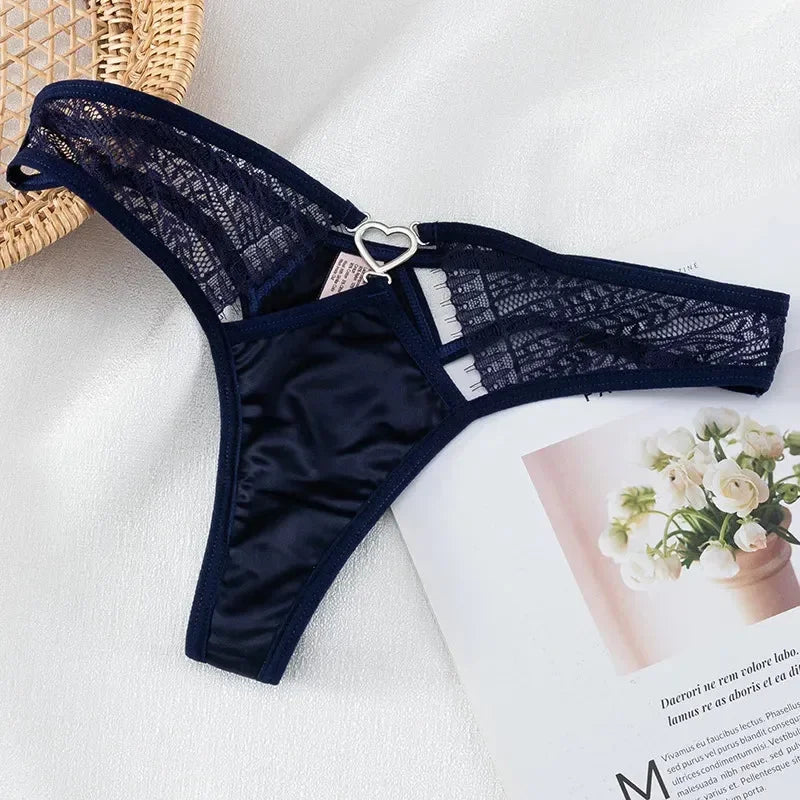 Satynowe stringi z ozdobnym serduszkiem