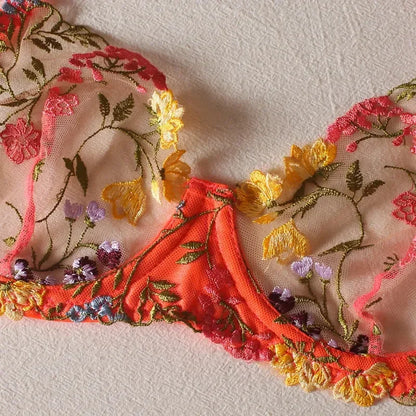 Satynowy komplet bielizny z motywem kwiecistym