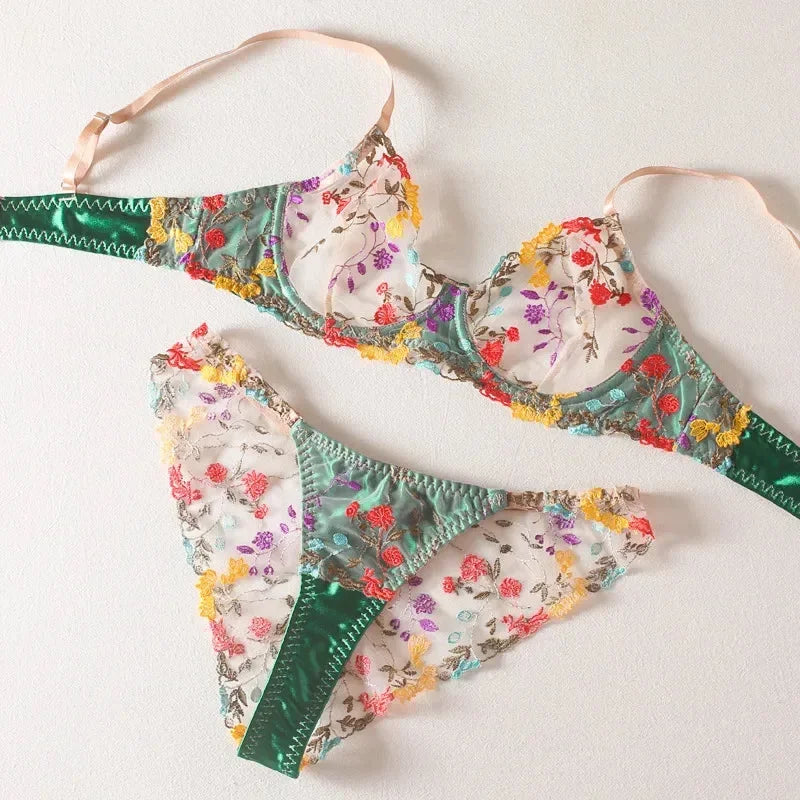 Satynowy komplet bielizny z motywem kwiecistym