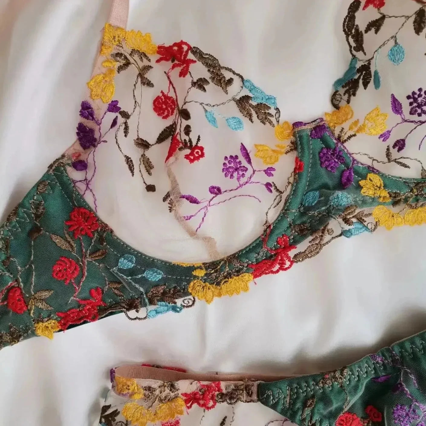 Satynowy komplet bielizny z motywem kwiecistym