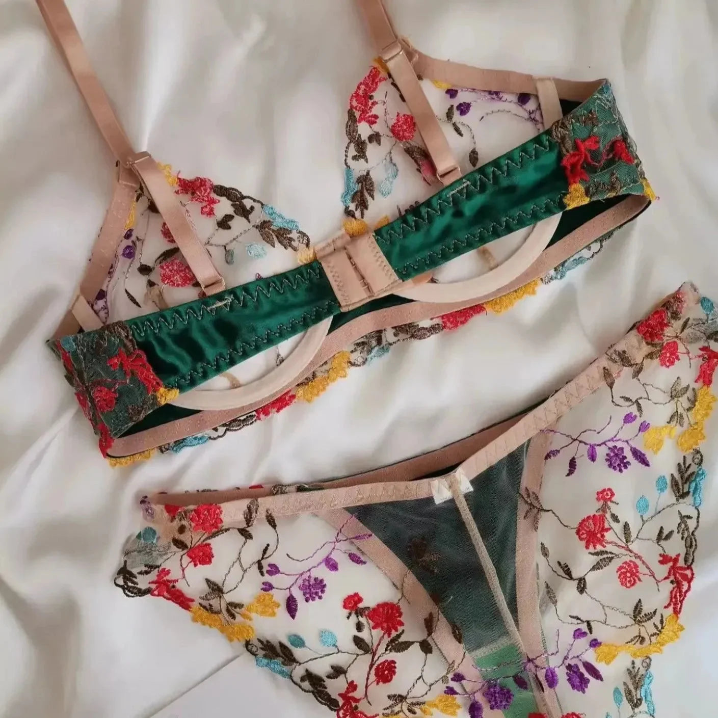 Satynowy komplet bielizny z motywem kwiecistym