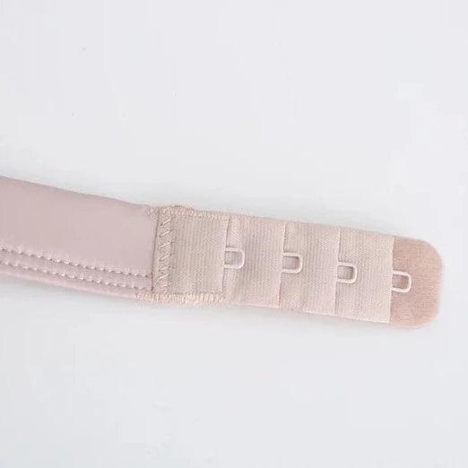 Satynowy komplet bielizny z ozdobnym wykończeniem