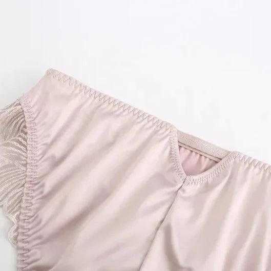 Satynowy komplet bielizny z ozdobnym wykończeniem