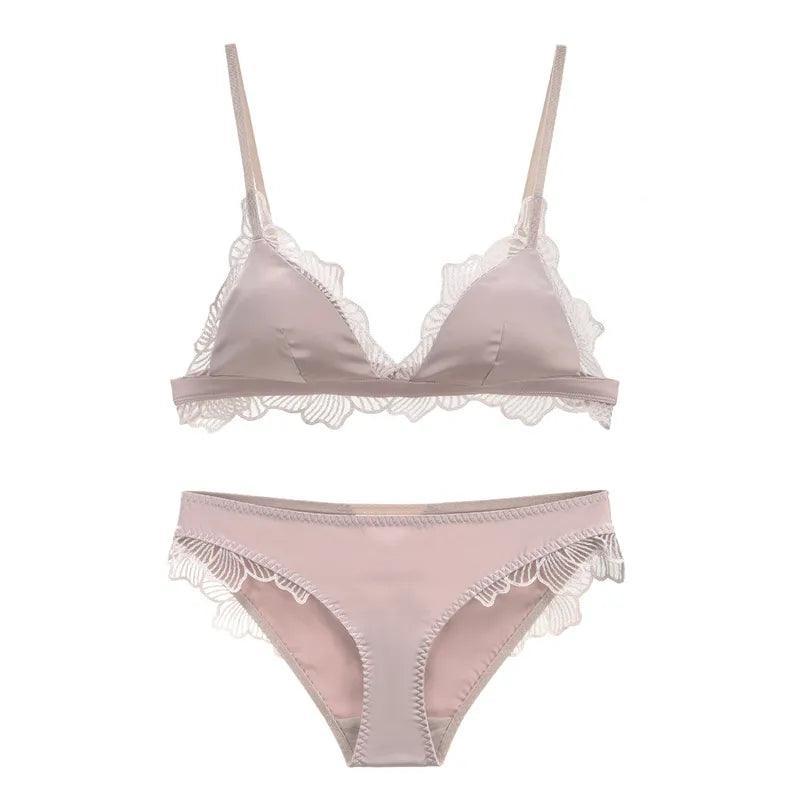 Satynowy komplet bielizny z ozdobnym wykończeniem