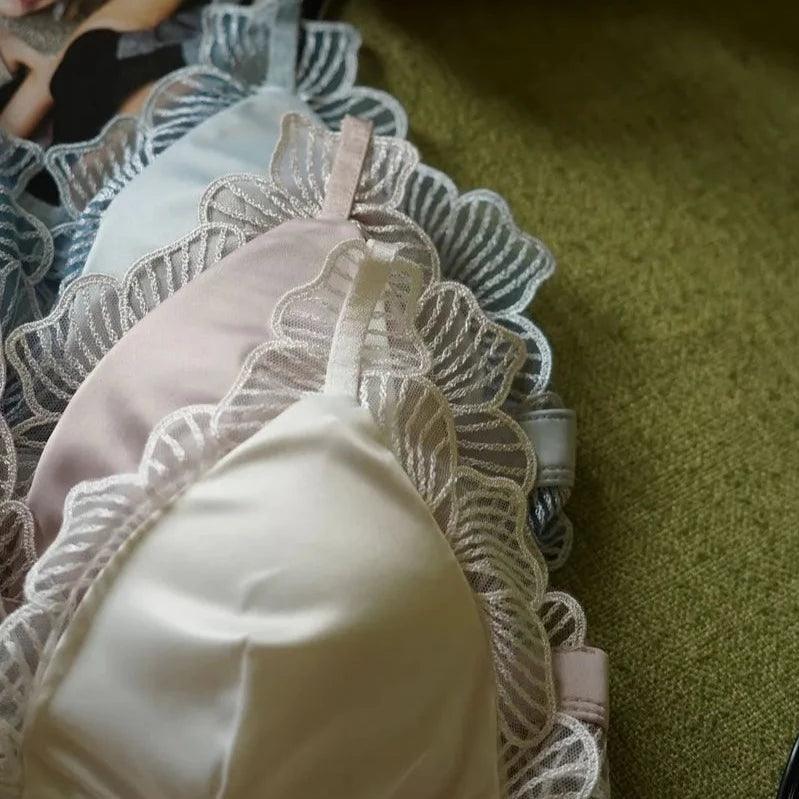 Satynowy komplet bielizny z ozdobnym wykończeniem