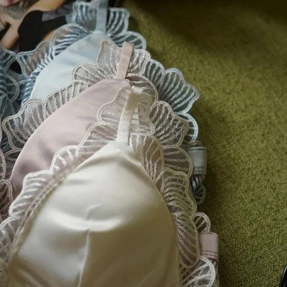 Satynowy komplet bielizny z ozdobnym wykończeniem