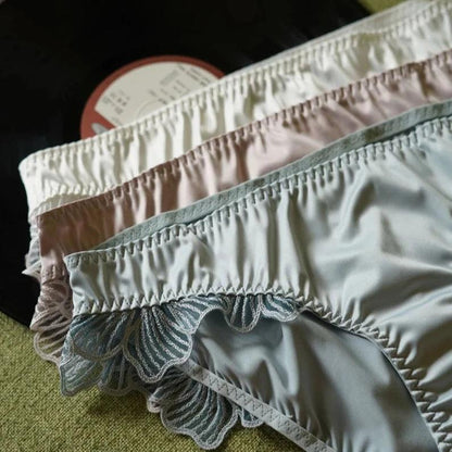 Satynowy komplet bielizny z ozdobnym wykończeniem