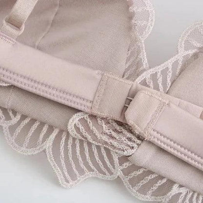 Satynowy komplet bielizny z ozdobnym wykończeniem