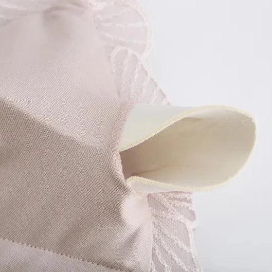 Satynowy komplet bielizny z ozdobnym wykończeniem